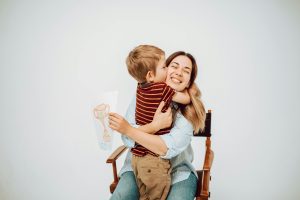 varna navezanost - mama in otrok v objemu